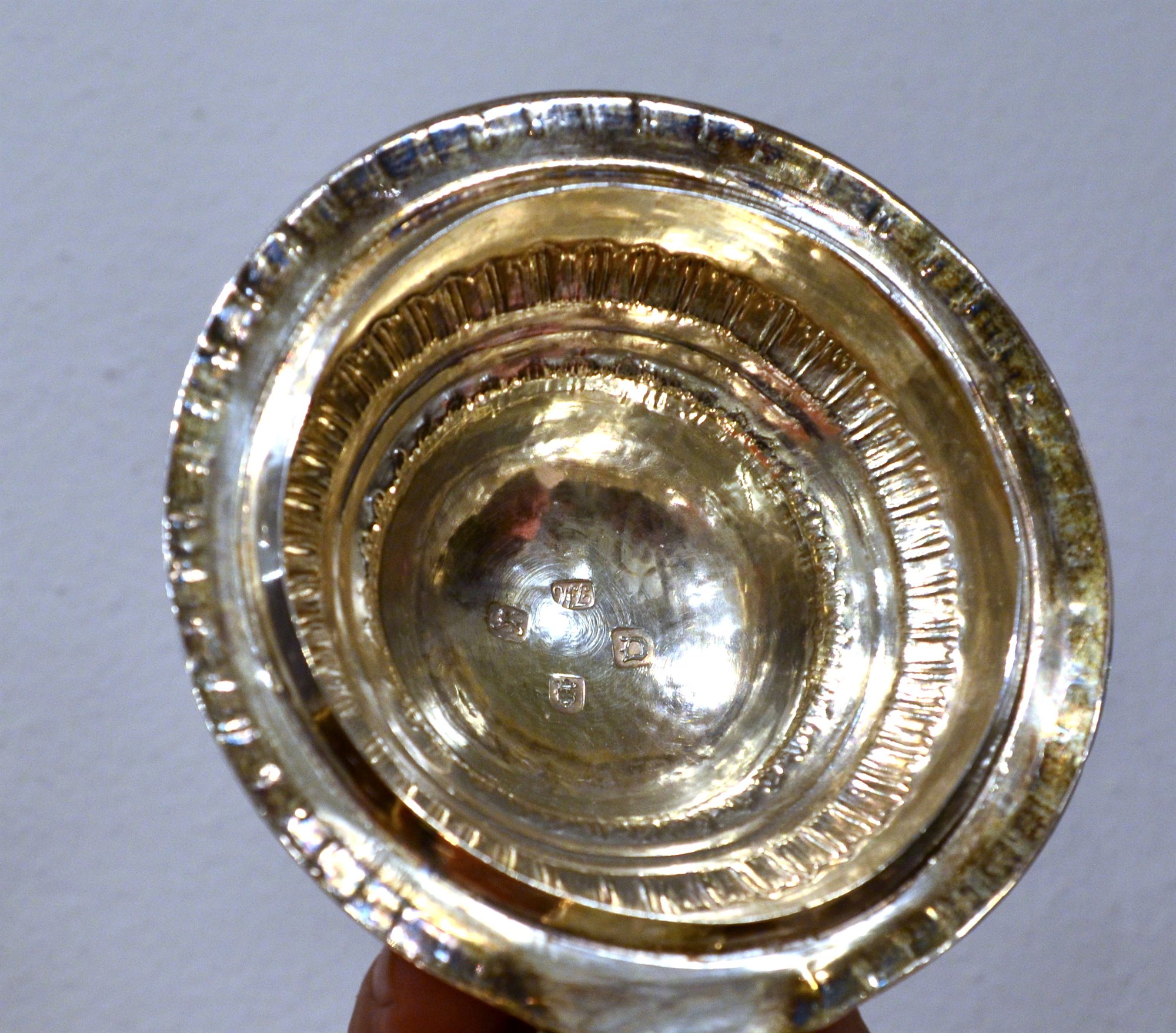 Bel boccale in argento sterling con superficie sbalzata e cesellata