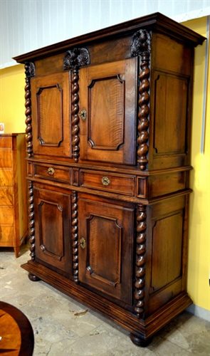 Importante armadio/credenza a doppiocorpo in noce