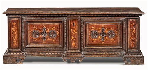 Noble chest in carved and inlaid walnut.